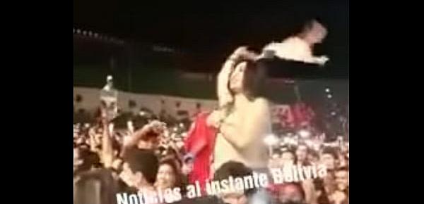  Boliviana muestra las tetas en concierto de nicky jam y le roban